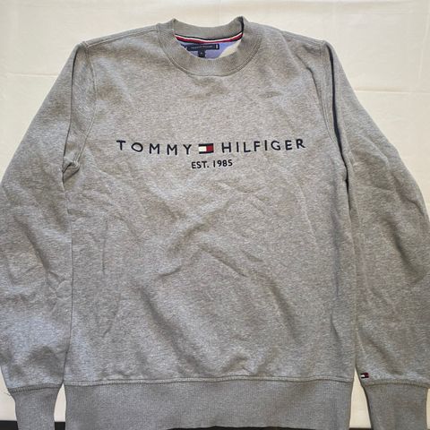 Grå Tommy Hilfiger genser størrelse M