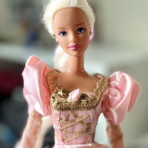 Ønsker Barbie Dukke og Kjole (gjerne brukt, Rapunzel 1997)
