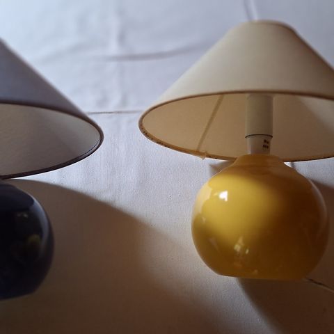 Liten retro bordlampe kuleformet. Blå og gul.