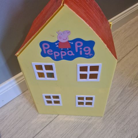 Peppa gris hus med endel leker til