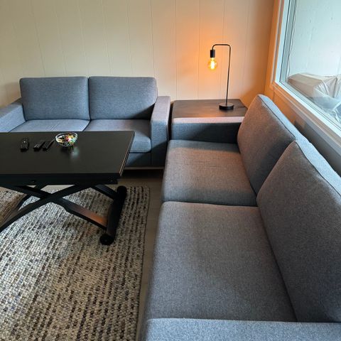 Sofa, stuebord og lampebord til salgs! Rimelig pris