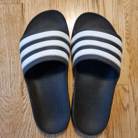 Adidas slippers str. 36