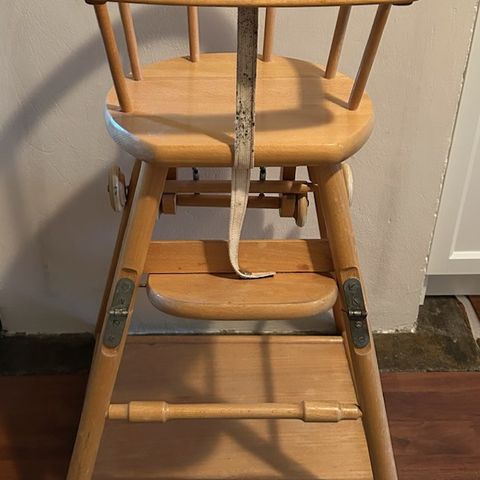 Gammel barnestol med bord