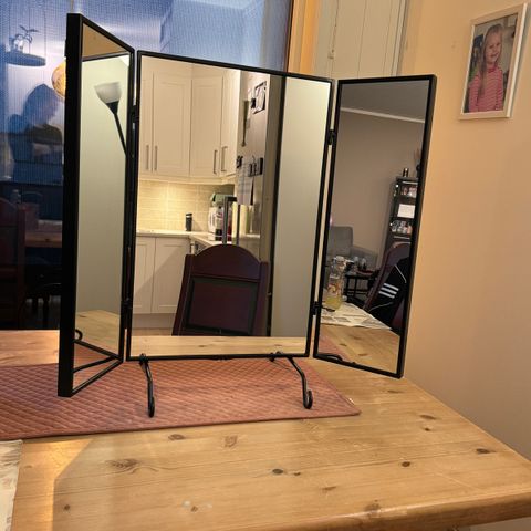Kjempefint Ikea speil selges. Pent brukt og stått på en benk.