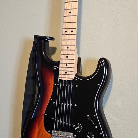 Fender Strat m. Locking tuners og flere deler i svart farge