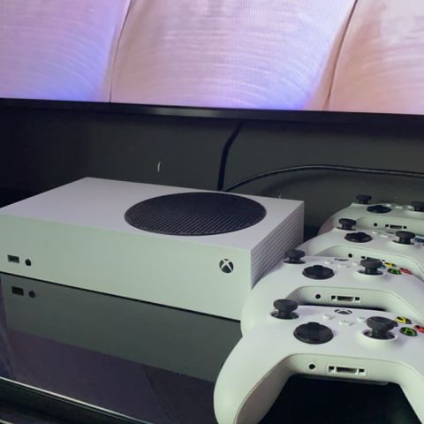 Xbox series s + 4 kontrollere