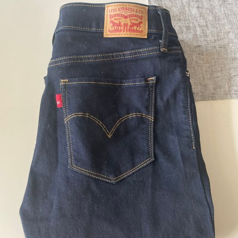 Levis mørkeblå med stretch selges brukt et par timer 1 gang