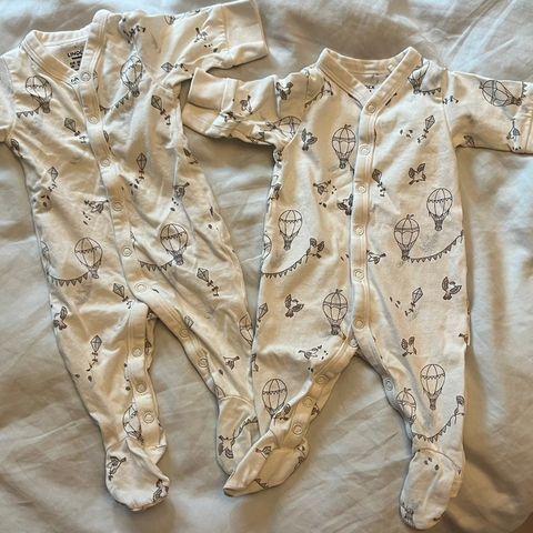 2 nyfødt-pysjamaser