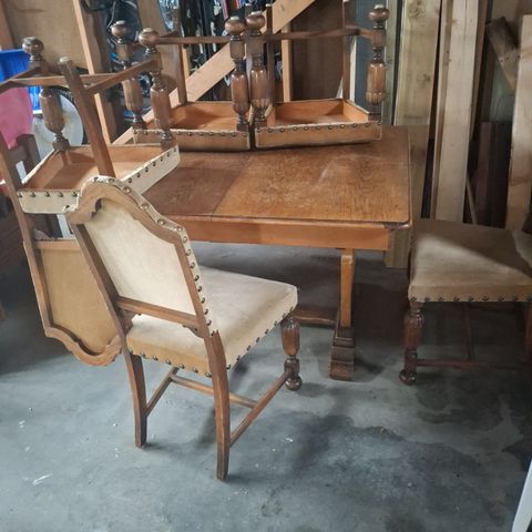 Spisebord med 5 stoler