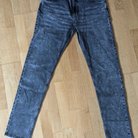 Weekday 32/32 medium waist / slim fit jeans.