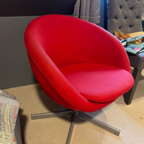 Rød stol selges
