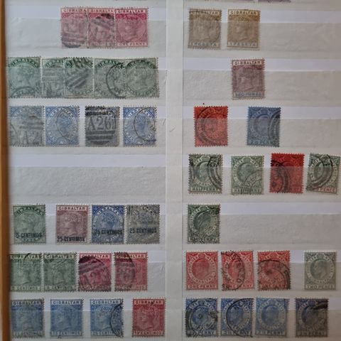 Innstikkbok med frimerker fra Gibraltar