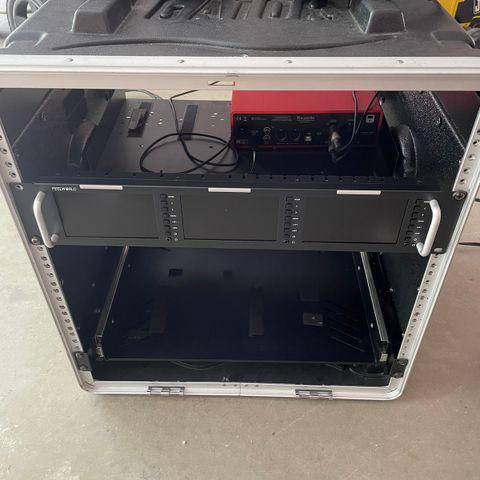Streaming kasse Gatorcase GRR-8L (med trippel monitor, lydkort og 2stk headset