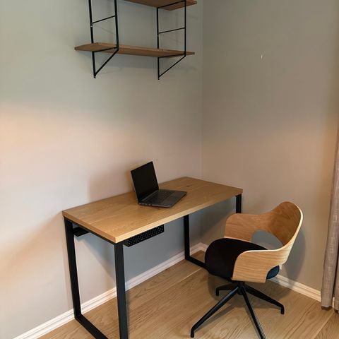 Pen kontorpult med stol og hylle