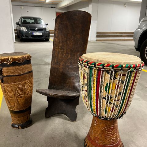 Trommer og stol fra Senegal i Afrika