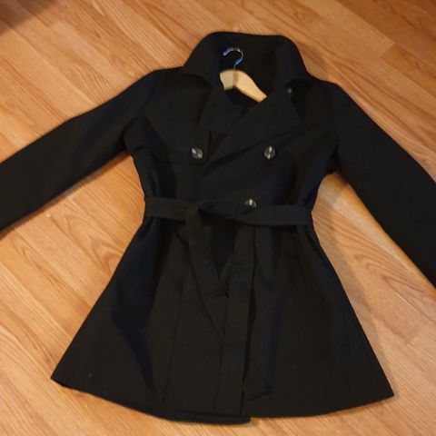 Svart klassisk Trenchcoat halv lang selges kr 400