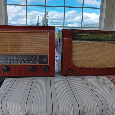 Gamle radioer og skrivemaskiner