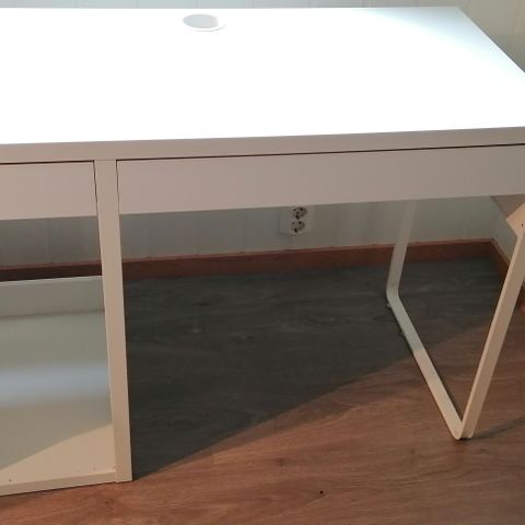 Skrivebord Ikea Micke 105cm 2 skuffer. Reservert til fredag.