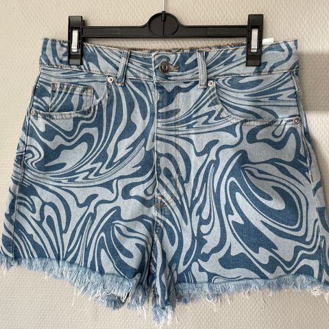 FLYTTESALG! Stilig shorts fra Divided str 40