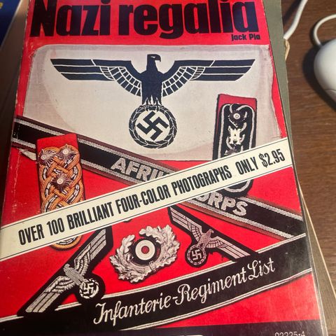 Bok om nazi regalia