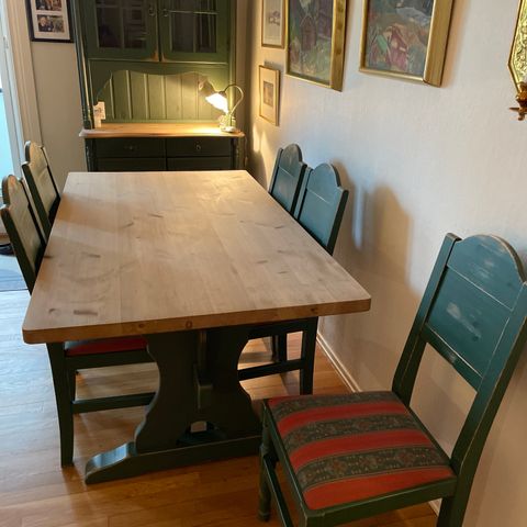 Spisebord og 6 stoler og framskap.