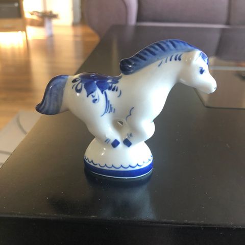 Porselensfigur hest. H: 7,5 cm. B: 9,5 cm