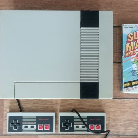 Pen og bulkig Nintendo NES  med Super Mario Bros 2 (CB) 2 kontrollere