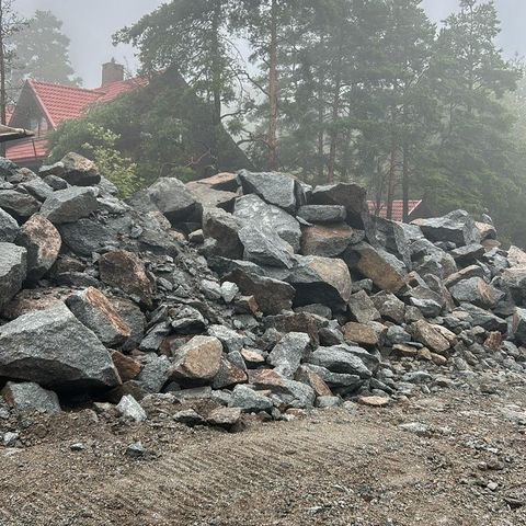 Stein, fjell, sprengstein gis bort mot henting