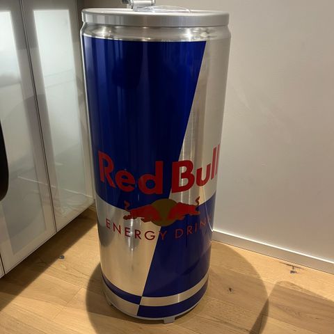 Redbull kjøleskap selges