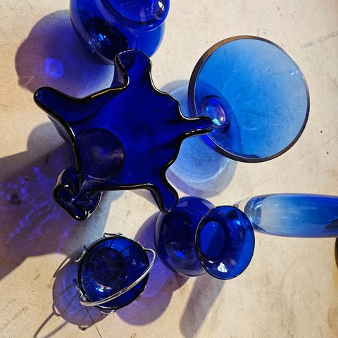 Diverse blått glass
