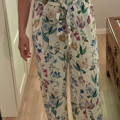 Blomstrete jumpsuit fra close to my heart