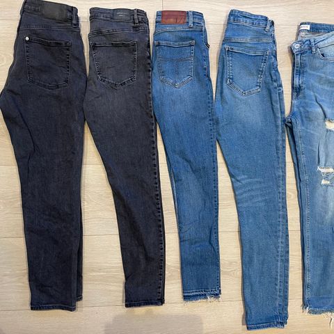 Diverse jeans selges samlet