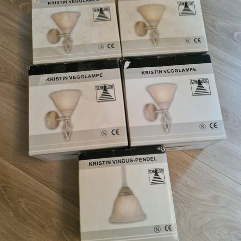 4 vegglampe og 1 hengelampe selges.