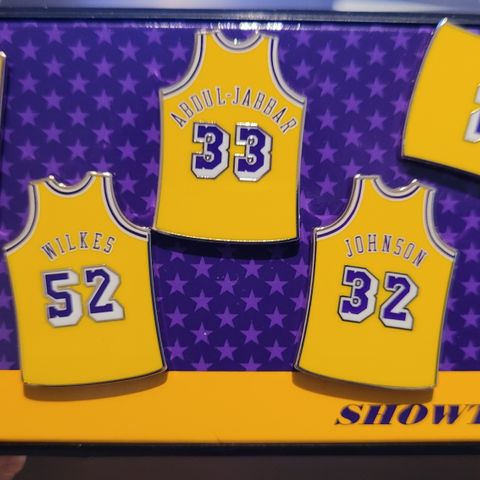 NBA Hall of Fame-pins av Los Angeles Lakers-legender