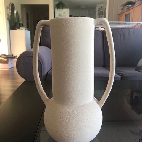 Vase med håndtak. Beige / sand farget. Ru overflate. H: 24,5 cm