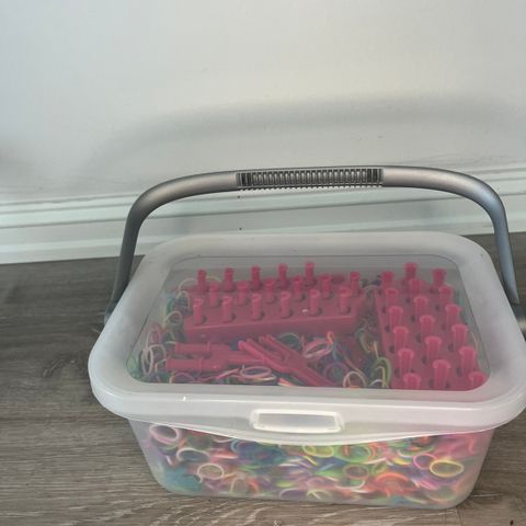 Loom bands utstyr og gummistrikker.