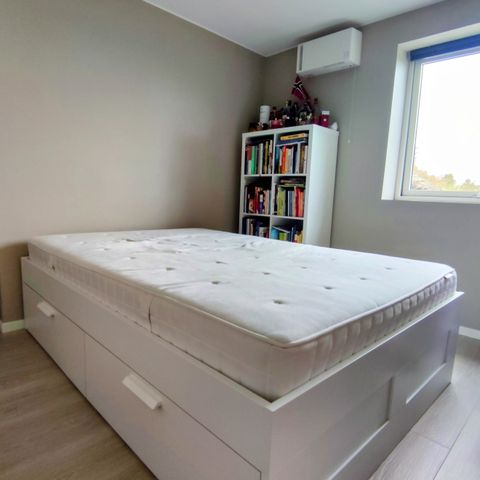 Ikea Brimnes seng 140x200 med Hyllestad madrass til salgs! PENT BRUKT :)