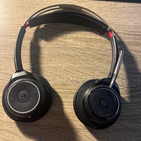 Plantronics B825-M Voyager Focus UC headsett til salgs.