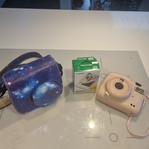 Instax mini 11 rosa med film og bærevæske