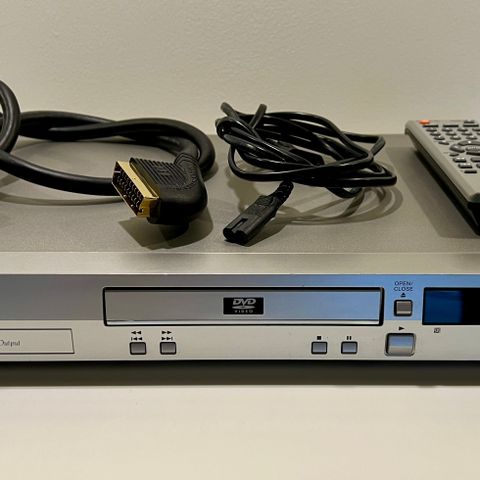 Pioneer DV454 DVD spiller med fjernkontroll.