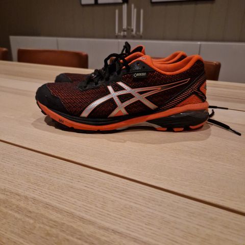 Flotte Asics joggesko.