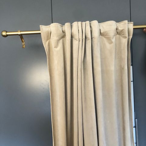 Gardiner beige, 2 lengder, 220 cm. (Helt som nye)