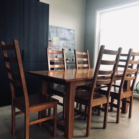 Spisebord med 8 stoler+ 2 ekstra plater