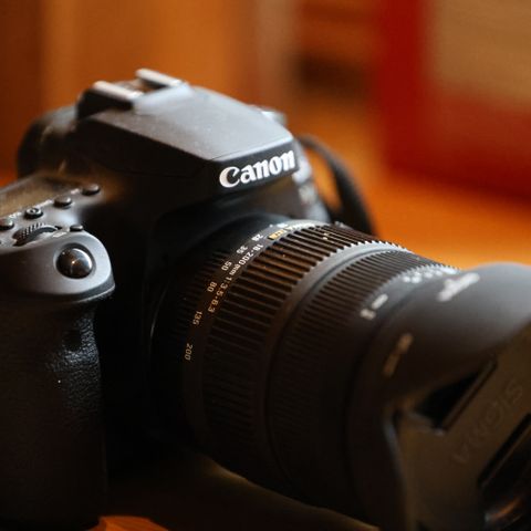 Canon 90D med objektiv