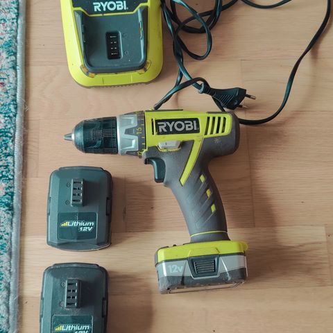 Ryobi drill 12 v . 3 battery &lader