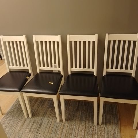 4 eikestoler (Reservert til mandag)