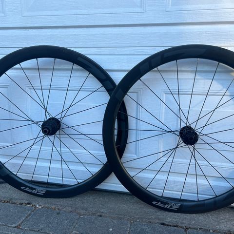 Zipp 303s - Veilpris 13 990,- | Shimano HG Boss |