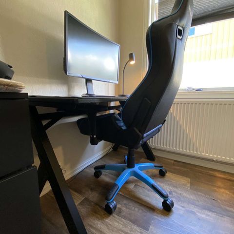 Gaming/skrivebord, gaming stol og pc skjerm