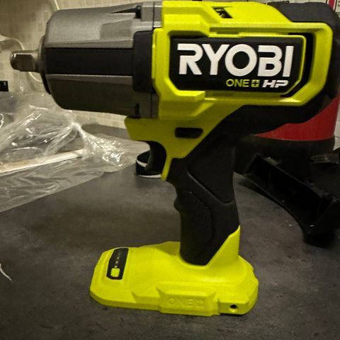 Ryobi RIWH18X  Ny og ubrukt muttertrekker med tilbehør. Veil pris 6296kr