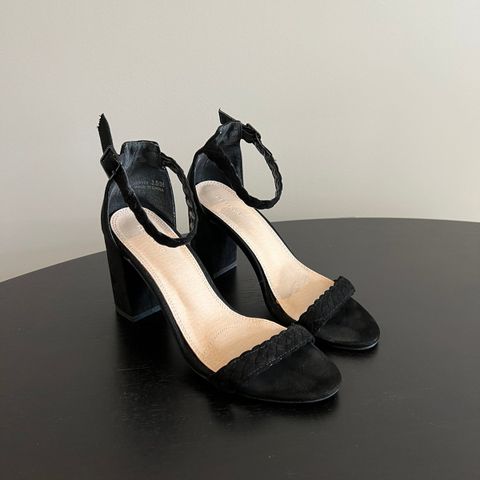 Svarte heels str. 36